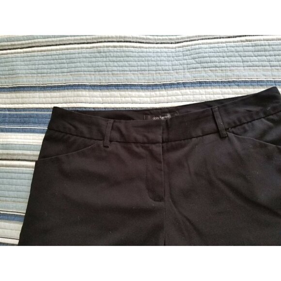 Daisy Fuentes Womens Black Walking Shorts Front & Back Pockets Belt Loops Sz 10 - Picture 2 of 8